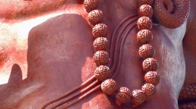 Particolare della statua di Shiva all'ingresso del lago sacro Ganga Talao: la collana di semi di rudraksha