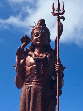 La statua di Shiva all'ingresso del lago sacro Ganga Talao