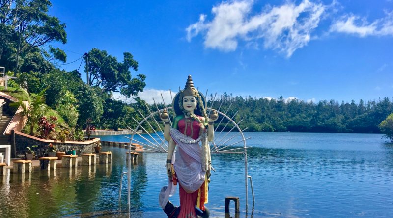 Statua di divinità hindu sulle rive del lago sacro Ganga Talao